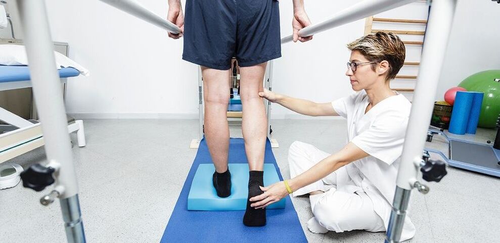 物理治疗师指导膝关节炎患者