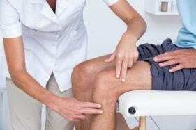 膝盖身体检查以诊断关节炎