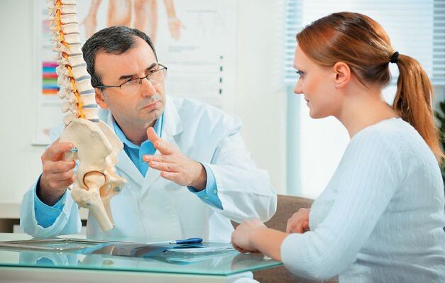 医生选择合适的治疗方法来治疗女性的宫颈骨软骨病